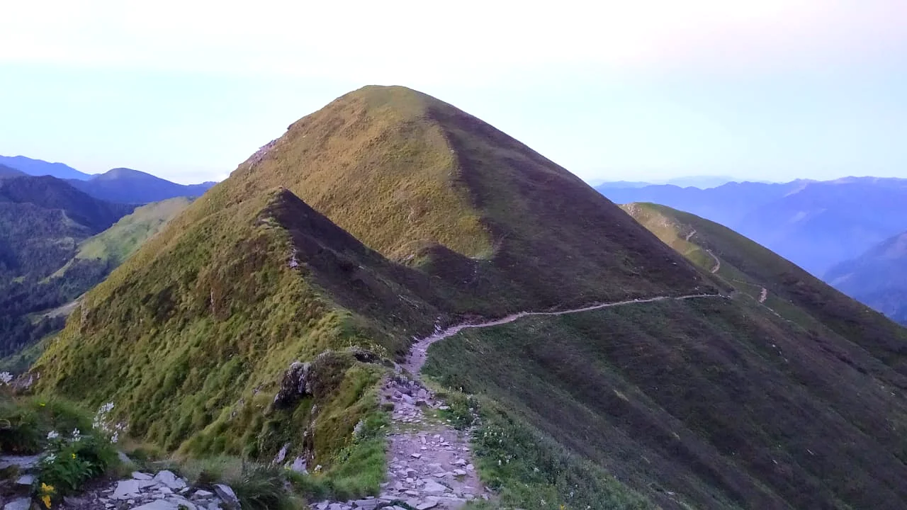Mountain ridge trail at sunrise — the approach to Dayara Bugyal