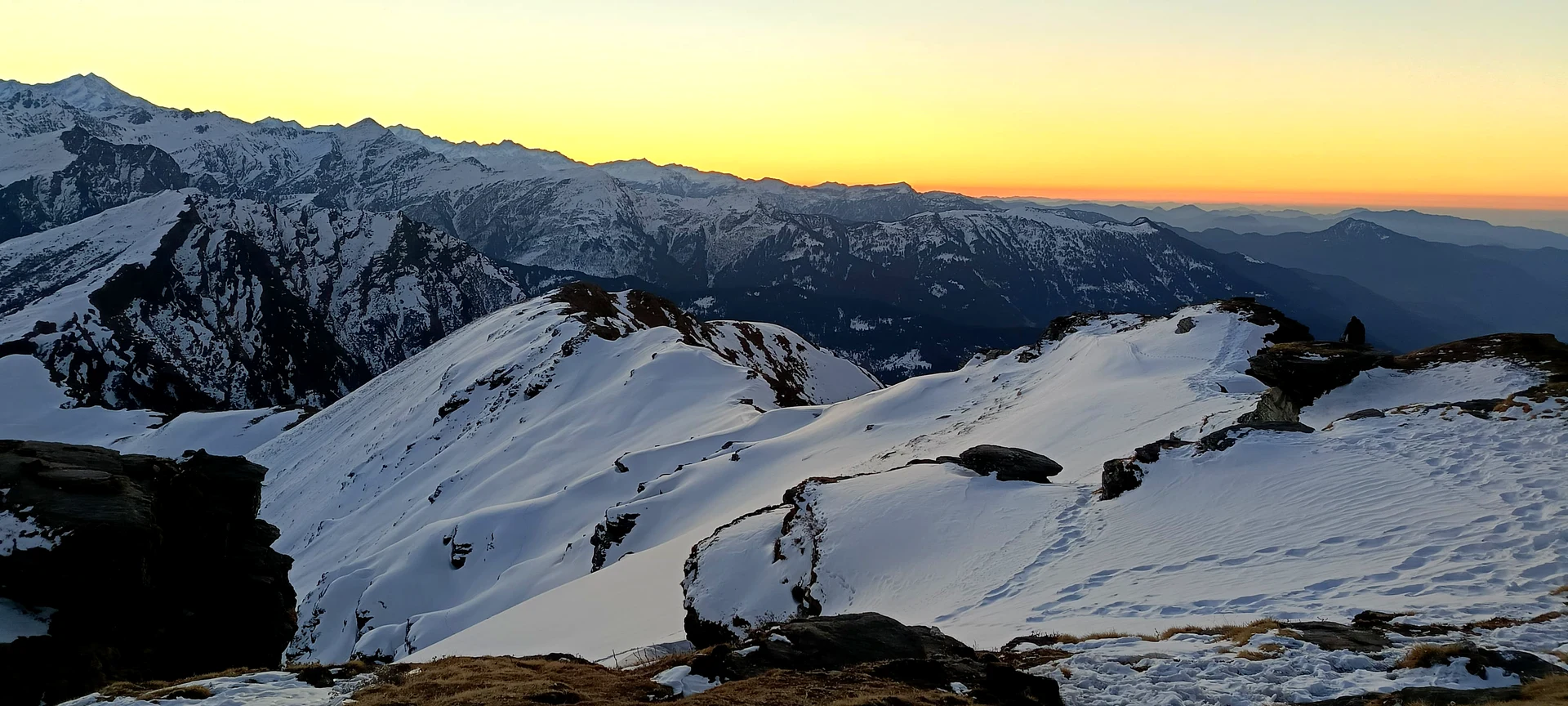 Vast panoramic Himalayan valley with rolling meadows and snow-capped peaks — Aali Bedni Bugyal, Uttarakhand